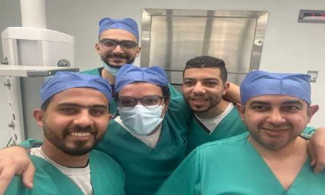 فريق جراحة العظام بمستشفى دار صحة المرأة والطفل يجري جراحة نادرة لاستئصال زوائد عظمية لطفل
