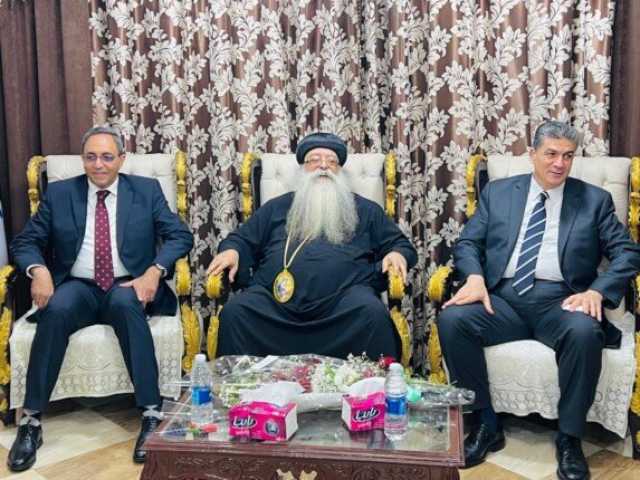 محافظ قنا يقدم التهنئة لأقباط دشنا بمناسبة عيد القيامة المجيد