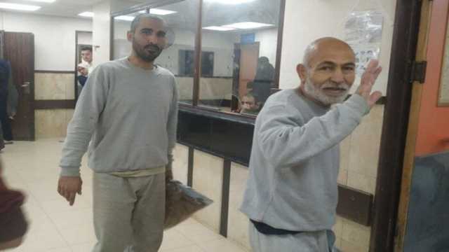 أغلبهم مسنون تظهر عليهم آثار التعذيب.. الاحتلال يفرج عن 80 أسيرا فلسطينيا