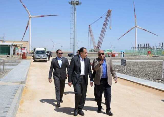 رئيس الوزراء يتفقد محطة رياح عملاقة بقدرة 650 ميجاوات برأس غارب