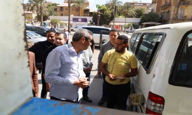 محافظ السويس يتفقد سير العمل بالموقف الإقليمي لسيارات ميكروباص الأجرة ومحطات الوقود