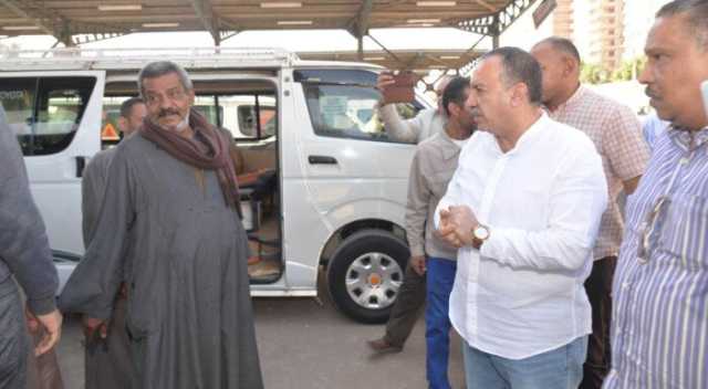 محافظ أسيوط يواصل جولاته الميدانية لمتابعة مواقف السرفيس ومحطات الوقود