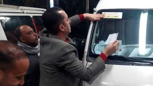 تعليق لافتات للإعلان عن التعريفة الجديدة بمواقف السيارات في المنوفية