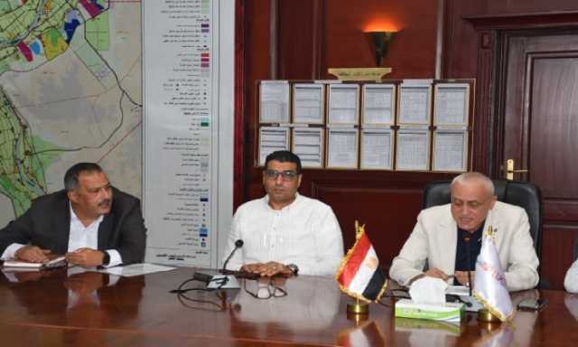 محافظ الأقصر يبحث الفرص الاستثمارية بالمناطق الصناعية بالبغدادي وطيبة