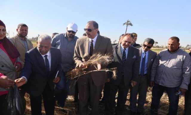 محافظ سوهاج يتفقد حصاد محصول القمح بأحد الحقول