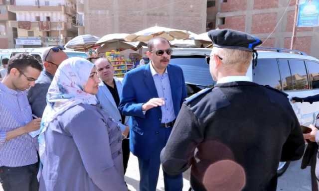 محافظ سوهاج يتفقد سير العمل بمحطات الوقود ومواقف سيارات الأجرة.. ويتابع مدى الالتزام بتعريفة الركوب المقررة