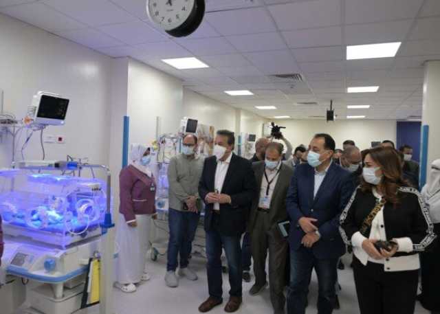 «مدبولي» في جولة بحضانات مستشفى منفلوط.. ووزير الصحة: «معدلات الإنجاب مرتفعة بأسيوط»