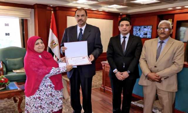 محافظ سوهاج يكرم الفائزة بلقب 'الأم المثالية' على مستوى المحافظة