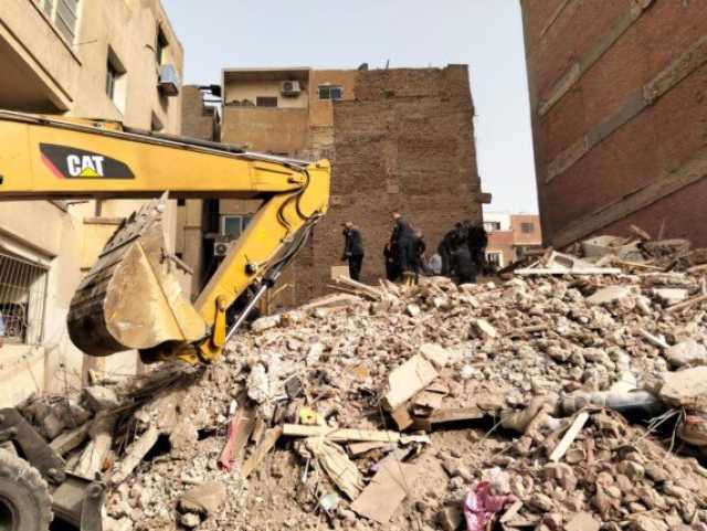 انتشال جثامين 5 من أسرة واحدة من تحت أنقاض عقار أسيوط والبحث عن أخرين
