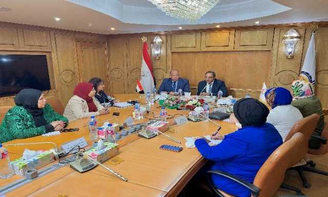 محافظ قنا يناقش آليات تطوير خدمات نادي الفتيات الجديد وتعزيز المشاركة المجتمعية