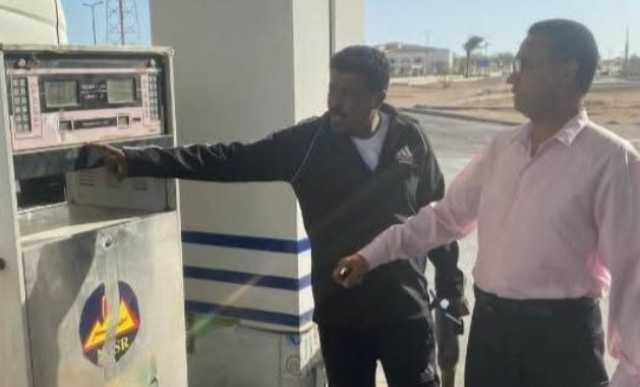 رئيس مدينة الشلاتين يتابع تطبيق التسعيرة الجديدة للمواد البترولية