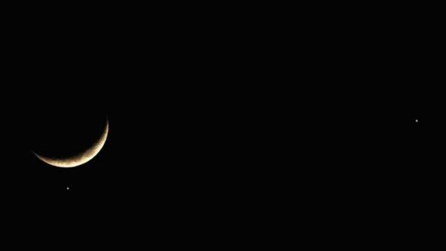تظهر فجر الجمعة.. ما هي ظاهرة القمر المبتسم وكيف يمكن مشاهدتها؟
