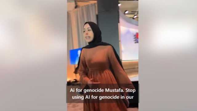 شاهد.. مبرمجة بـ«مايكروسوفت» خلال الاحتفال بالذكرى الخمسين لتأسيسها: أيديكم ملطخة بالدماء