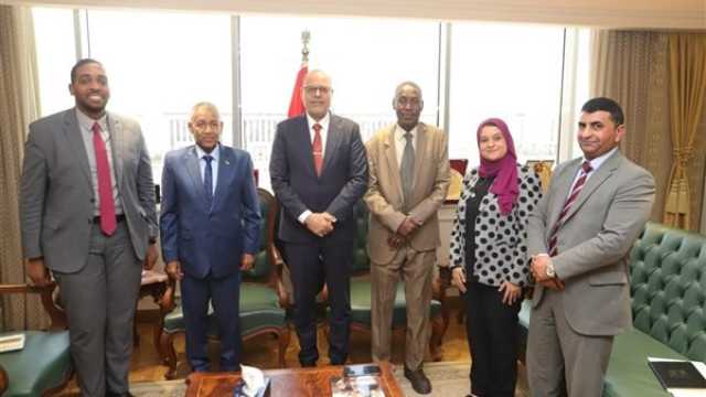 وزير العمل وسفير السودان يبحثان الملفات ذات الاهتمام المشترك
