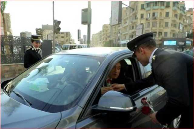 الداخلية تشارك المواطنين الاحتفال بعيد الفطر وتوزع الهدايا عليهم