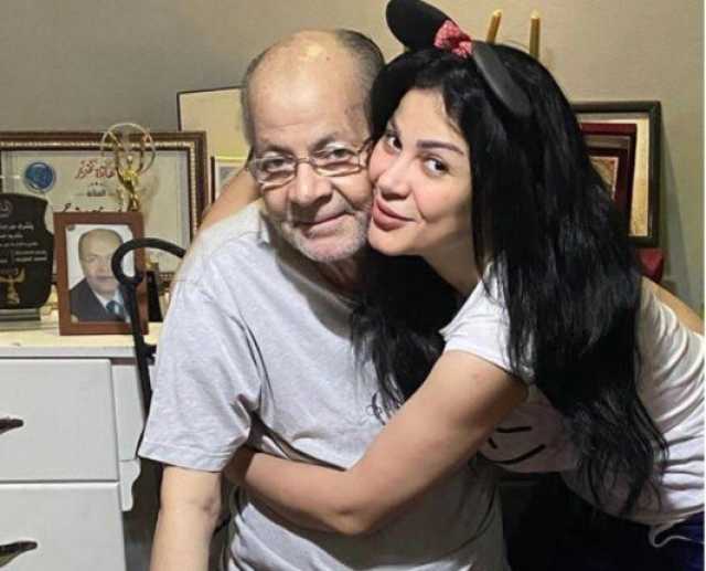 ربنا استجاب لدعواتكم.. ماذا قالت منى ممدوح بعد خروج والدها من العناية المركزة؟