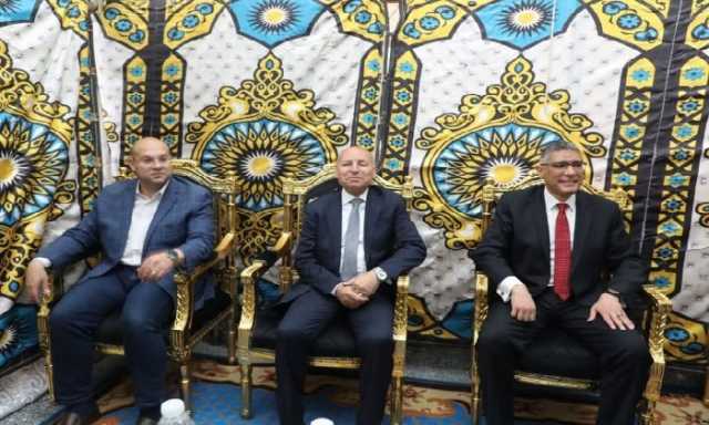 بدعوة من محافظ الجيزة.. محافظ القاهرة يؤدي صلاة الجمعة بمسجد النور بقرية عرب أبو عريضة بمركز الصف