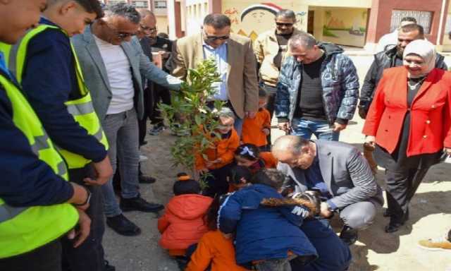 مدير تعليم بورسعيد يُشارك الطلاب في تشجير عدد من المدارس بـ 45 شتلة زراعية