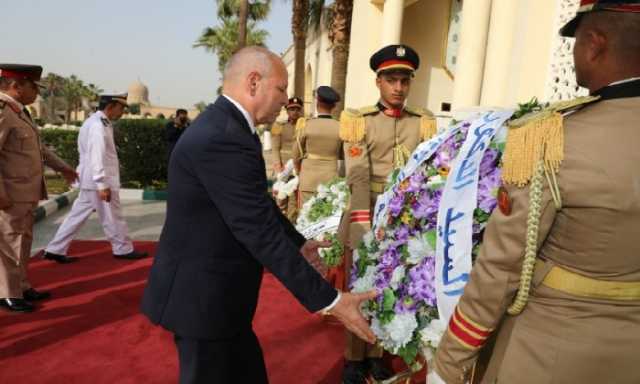في ذكرى العزة والكرامة.. محافظ القاهرة يضيع إكليل من الزهور على أضرحة الشهداء