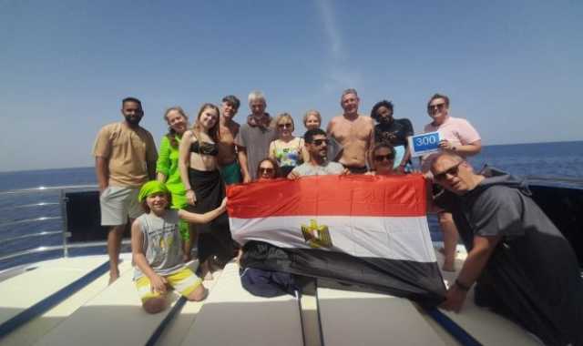 السائحون يشاركون المصريين الاحتفال بذكري تحرير سيناء في الغردقة