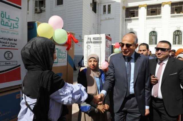 محافظ المنيا يسلم 23 جهاز عروسة مقدمة من مؤسسة «حياة كريمة»