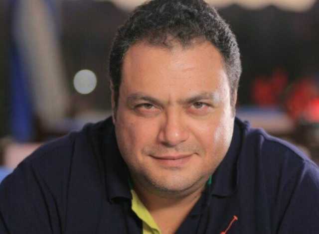 «ما تسيبش مراتك تشيل العيٍَِّل في الشارع».. حملة مراد مكرم على الأزواج تثير تفاعلا
