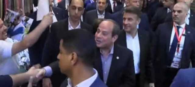 «بنحبك يا ريس.. و welcome to Egypt ».. هكذا رحب المواطنون بالرئيس السيسي ونظيره الفرنسي بخان الخليلي