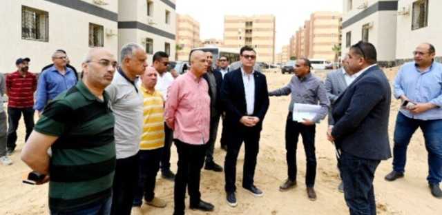 وزير الإسكان يتفقد محطة رفع المياه 5 ومحاور الطرق والبنية الأساسية بـ بدر