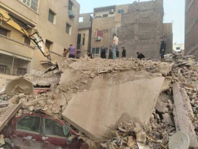 النيابة العامة تعاين موقع العقار المنهار بأسيوط وتسمع أقوال الجيران