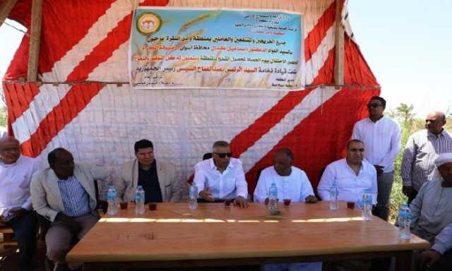 محافظ أسوان يلتقي مزارعي مشروع وادي النقرة