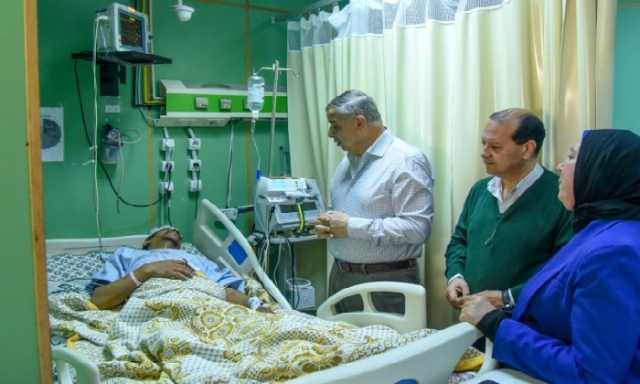 محافظ الإسكندرية يزور مصاب المنزل المنهار ويأمر بتقديم كل الدعم الطبي له