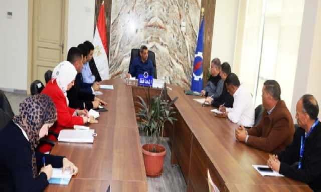 محافظ السويس يبحث طلبات السائقين وتنظيم العمل وتحسين الخدمات بالمواقف