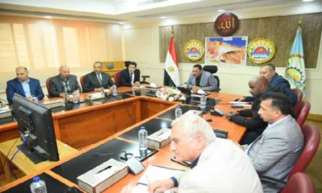 محافظ مطروح يناقش مقترح تطوير ميناء السمك واليخوت بمرسي مطروح