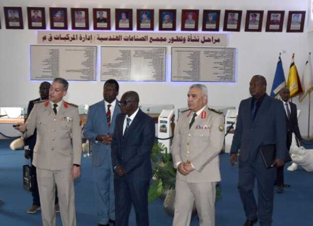 مجمع الصناعات الهندسية لإدارة المركبات بـالقوات المسلحة يستقبل الوفد الأوغندى برئاسة المفتش العام لوزارة الداخلية (صور)