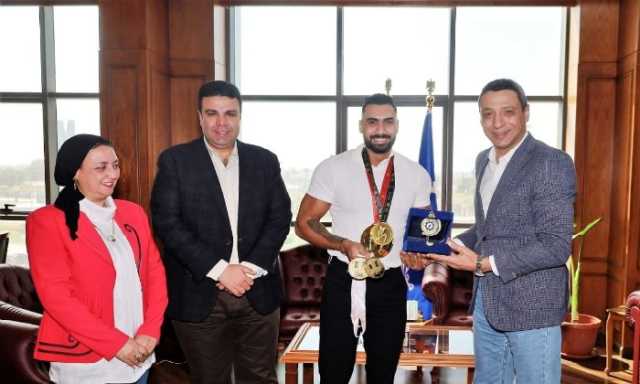 محافظ السويس يكرم «مايكل جمال» لفوزه ببطولة العالم لكمال الأجسام