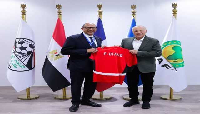 أبو ريدة يلتقي نظيره الفرنسي «فيليب ديالو» ويهديه درع الاتحاد وقميص المنتخب