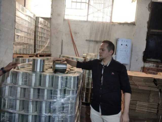 ضبط 3 طن مواد غذائية مجهولة المصدر في مخزن غير مرخص بالعبور