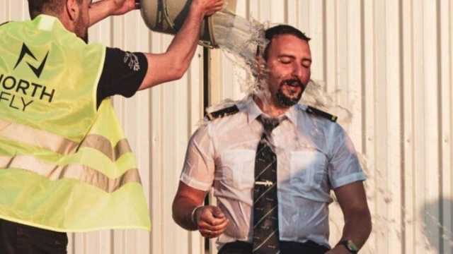 رش الطيار بالماء بعد هبوطه من أول رحلة له.. ما سر هذه العادة الغريبة؟