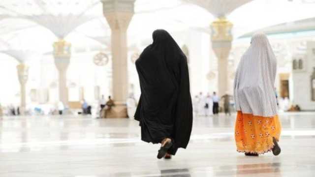 فتاوى الحج.. هل يجوز للمرأة ارتداء غير الأبيض؟