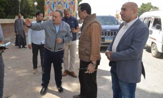 محافظ أسيوط يتفقد مدخل قرية منقباد ويوجه بتكثيف أعمال النظافة