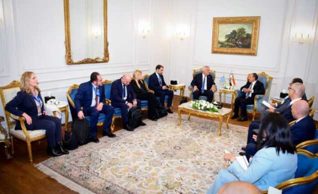 وزير الخارجية يناقش مع نظيره اليوناني تعزيز التعاون في مجالات الهجرة واللجوء