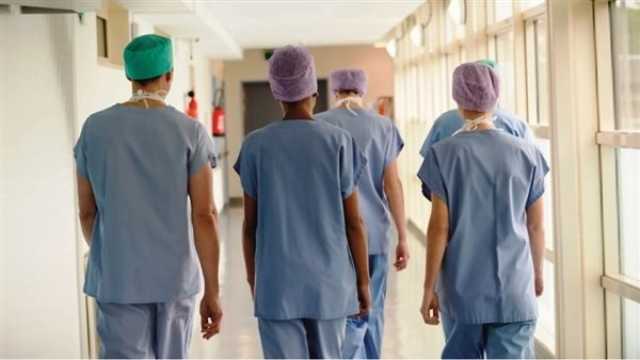 الهجرة والاستقالة.. أزمة نقص الأطباء إلى أين؟