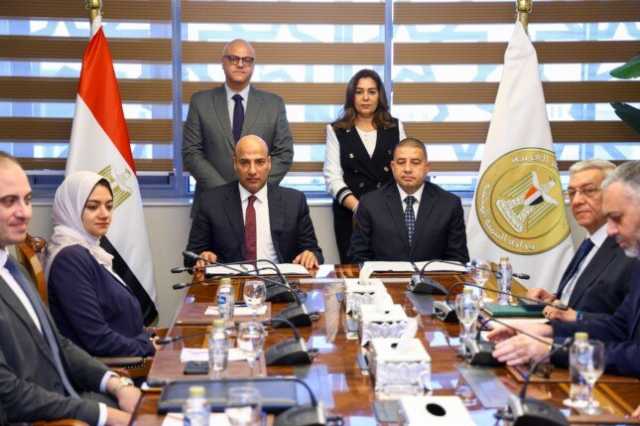 وزيرة التنمية المحلية ومحافظ القليوبية يشهدان توقيع عقد لتأجير وحق الانتفاع لمشروع الـ30 مليون بيضة بالخانكة