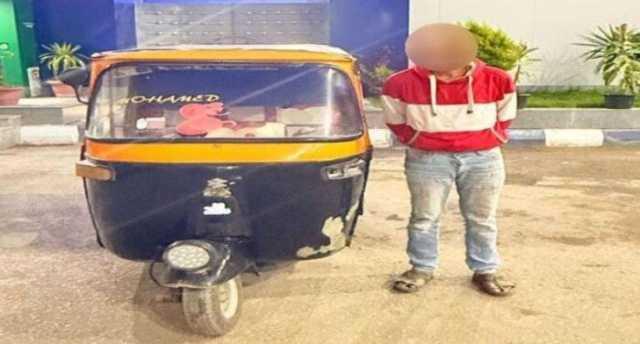 فحص فيديو لـ سائق «توك توك» على الطريق عرّض حياته والآخرين للخطر