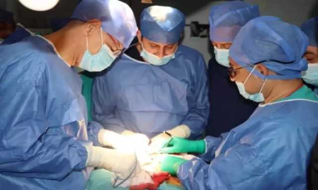 رئيس جامعة المنوفية يجرى عملية جراحية دقيقة لاستئصال ورم بالفك السفلى وإعادة بناء الوجه