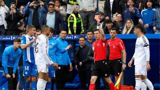 «بعد واقعة طرده ضد ألافيس».. هل يشارك «مبابي» في مواجهة ريال مدريد وبرشلونة بالكلاسيكو؟