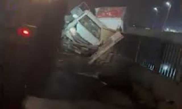 مصرع شخص وإصابة 5 آخرين في حادث تصادم سيارتين نقل بأسوان