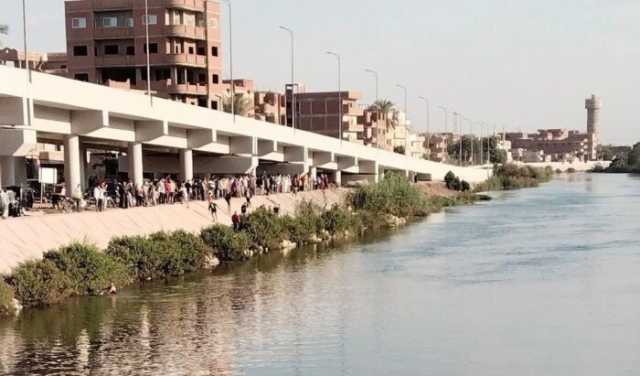 انتشال جثة شاب غريق داخل مياه الرياح التوفيقي بالقليوبية