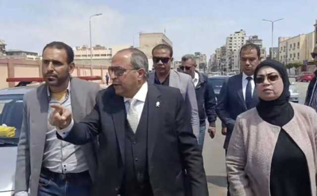لسوء مستوى النظافة.. محافظ بورسعيد يعنف مسؤولي شركة النظافة مهددا بإيقاف مستحقاتهم
