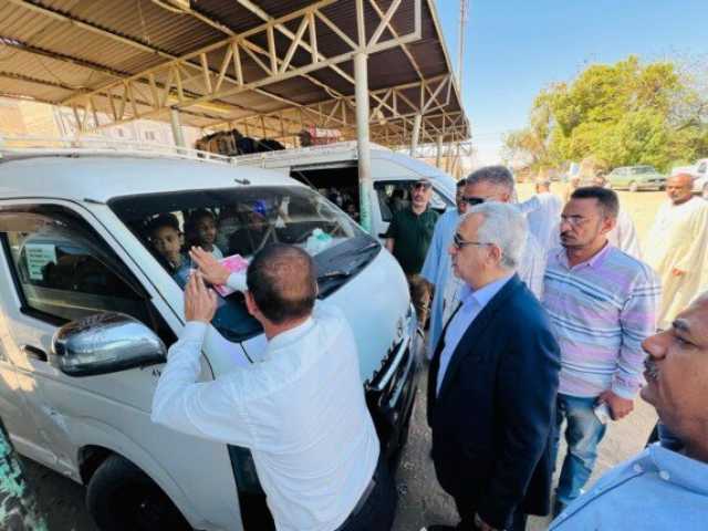 سكرتير عام قنا يتفقد مواقف السيارات ومحطات الوقود بمركز قفط لمتابعة تطبيق تعريفة الركوب الجديدة